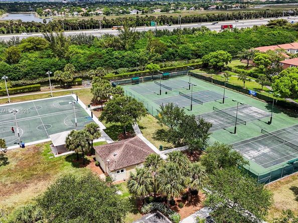 1374 NW 159th Ave, Pembroke Pines FL 33028