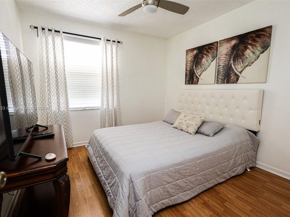 1374 NW 159th Ave, Pembroke Pines FL 33028