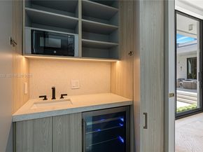 2499 N Meridian Ave, Miami Beach FL 33140