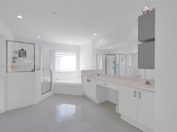 6694 NW 107th Pl, Doral FL 33178
