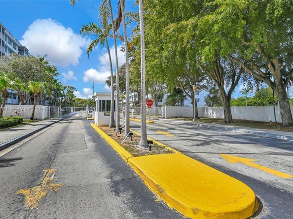 700 NW 214th St 321, Miami Gardens FL 33169