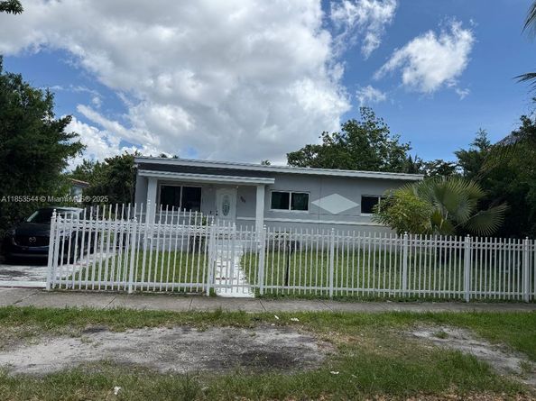 985 NE 146th St, North Miami FL 33161