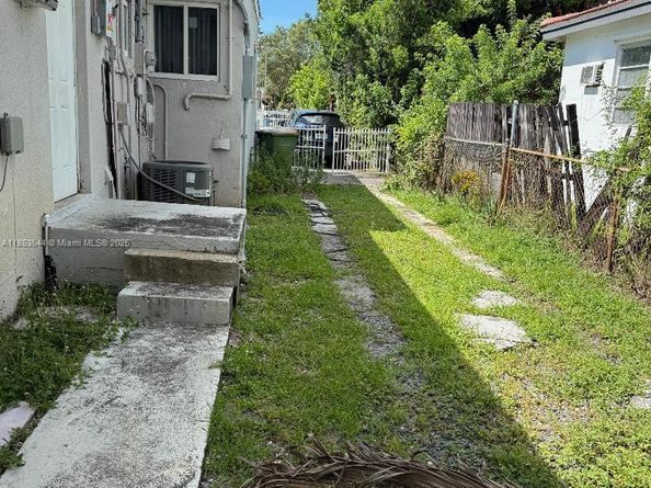 985 NE 146th St, North Miami FL 33161