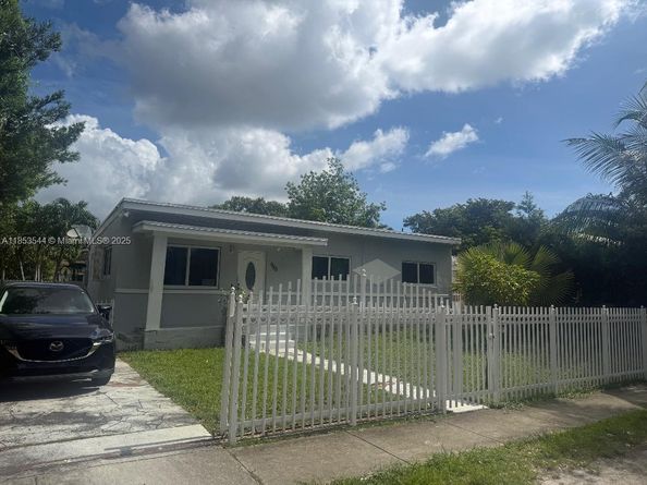 985 NE 146th St, North Miami FL 33161