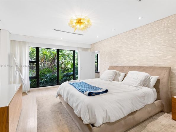 6420 Pinetree Drive Cir, Miami Beach FL 33141