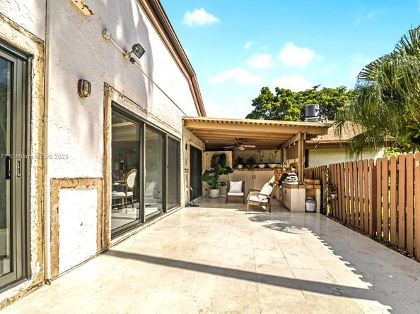 513 Leslie Dr, Hallandale Beach FL 33009