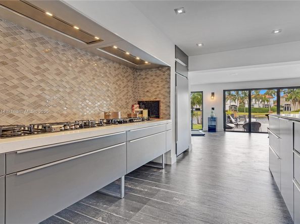 1601 Diplomat Pkwy, Hollywood FL 33019