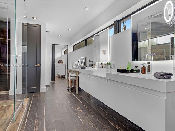 1601 Diplomat Pkwy, Hollywood FL 33019