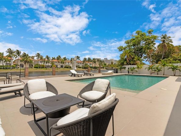 1601 Diplomat Pkwy, Hollywood FL 33019