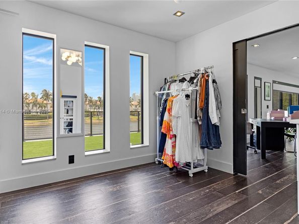 1601 Diplomat Pkwy, Hollywood FL 33019