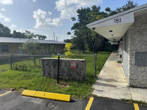 151 NW 164th St, Miami FL 33169