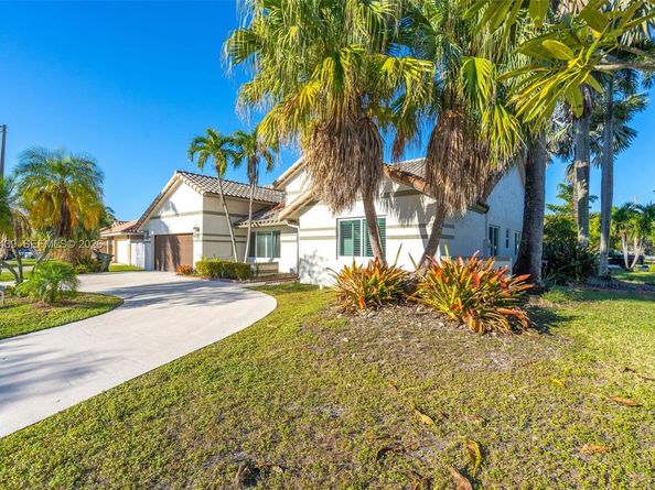 1092 NW 162nd Ave, Pembroke Pines FL 33028