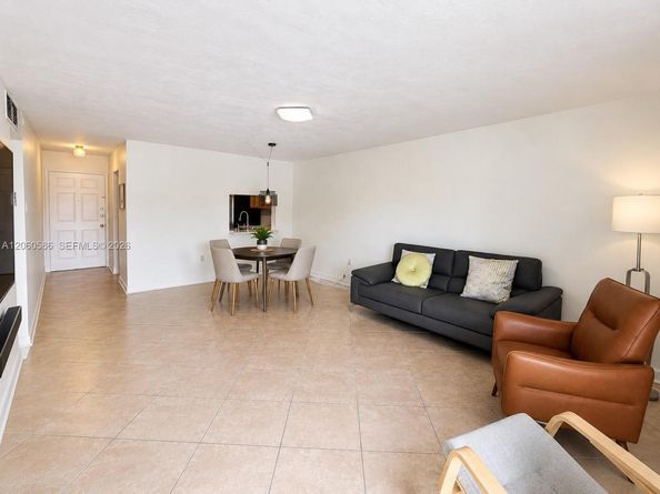 9651 SW 77th Ave 206E, Miami FL 33156