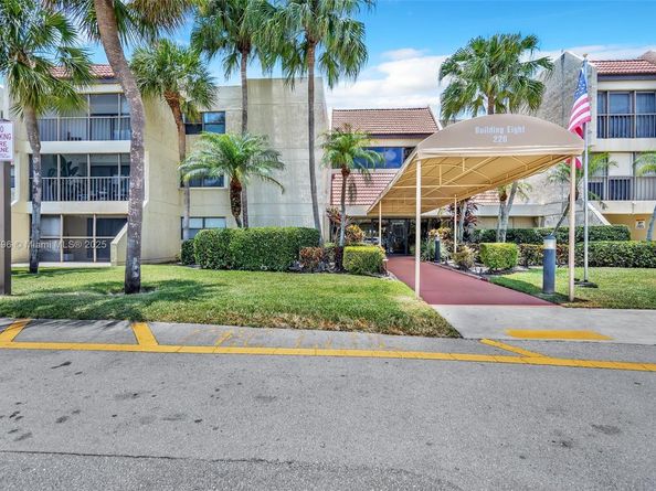220 Lakeview Dr 308, Weston FL 33326