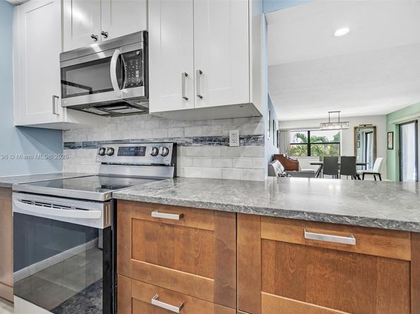 220 Lakeview Dr 308, Weston FL 33326