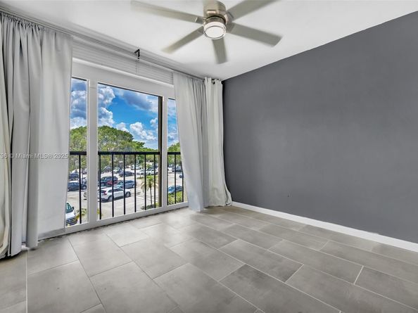 220 Lakeview Dr 308, Weston FL 33326