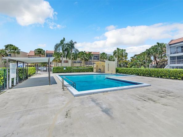 220 Lakeview Dr 308, Weston FL 33326
