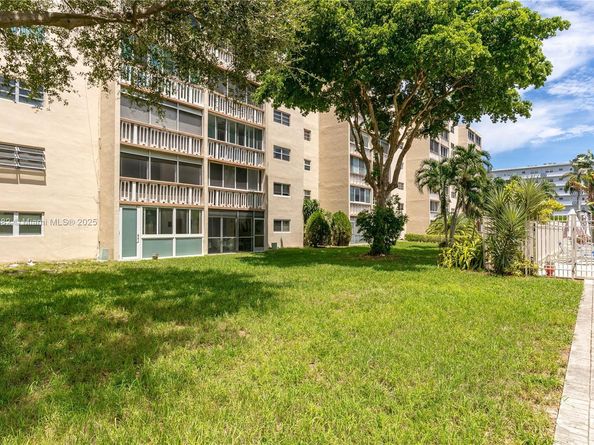 1001 NE 14th Ave 107, Hallandale Beach FL 33009
