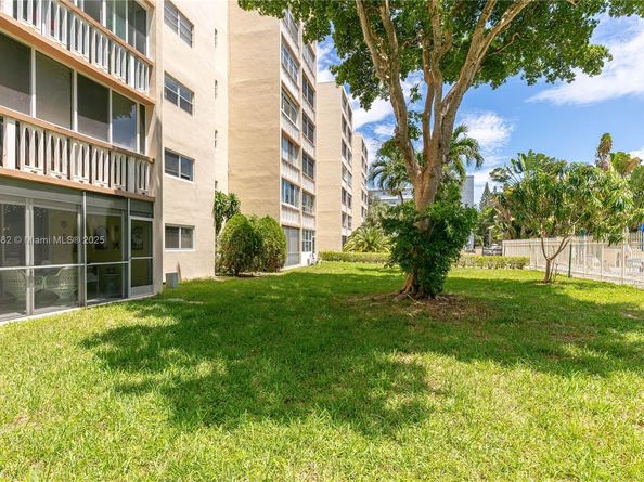 1001 NE 14th Ave 107, Hallandale Beach FL 33009