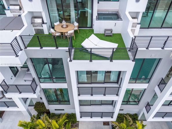 4098 NE 167 St 9, North Miami Beach FL 33160