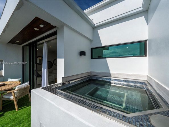 4098 NE 167 St 9, North Miami Beach FL 33160