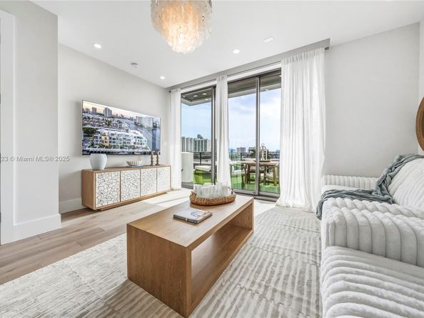 4098 NE 167 St 9, North Miami Beach FL 33160