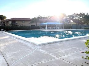 302 Lakeview Dr 204, Weston FL 33326