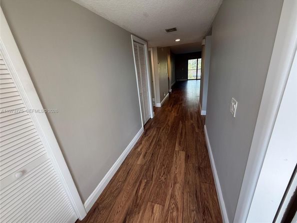 302 Lakeview Dr 204, Weston FL 33326