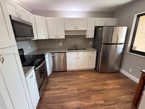 302 Lakeview Dr 204, Weston FL 33326