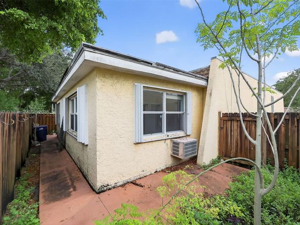 7332 Bay Hill Dr, Hialeah FL 33015