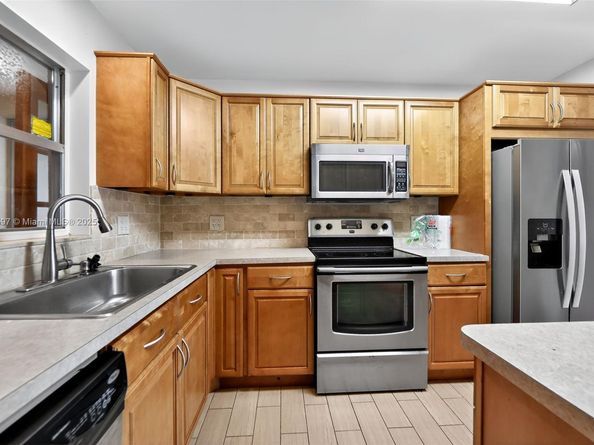 7332 Bay Hill Dr, Hialeah FL 33015
