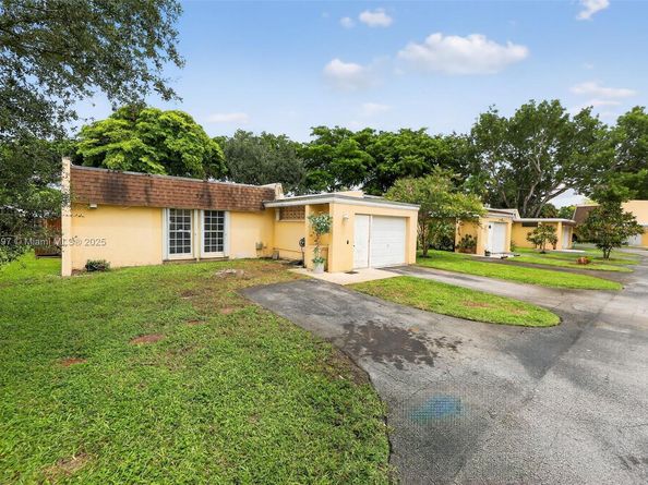 7332 Bay Hill Dr, Hialeah FL 33015