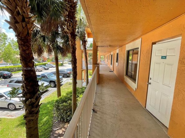 6900 SW 39th St 206J, Davie FL 33314