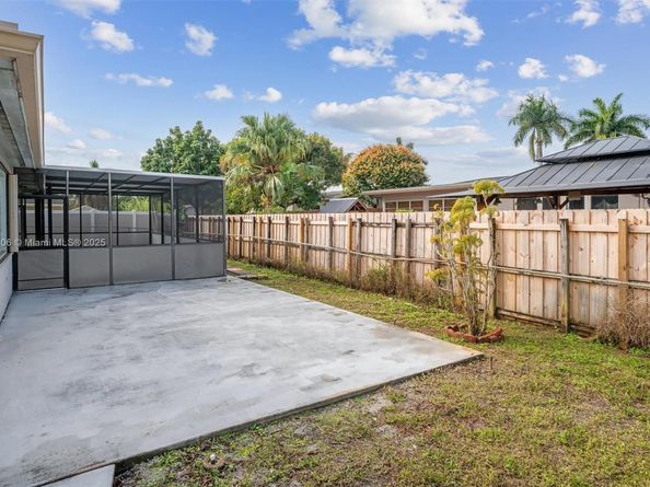 2070 NW 84th Ter, Pembroke Pines FL 33024
