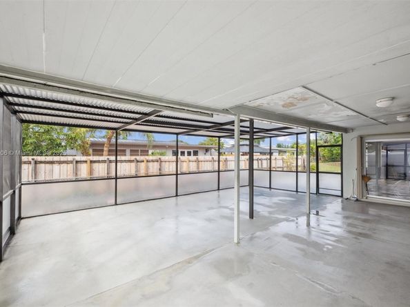 2070 NW 84th Ter, Pembroke Pines FL 33024