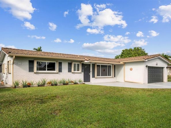2070 NW 84th Ter, Pembroke Pines FL 33024