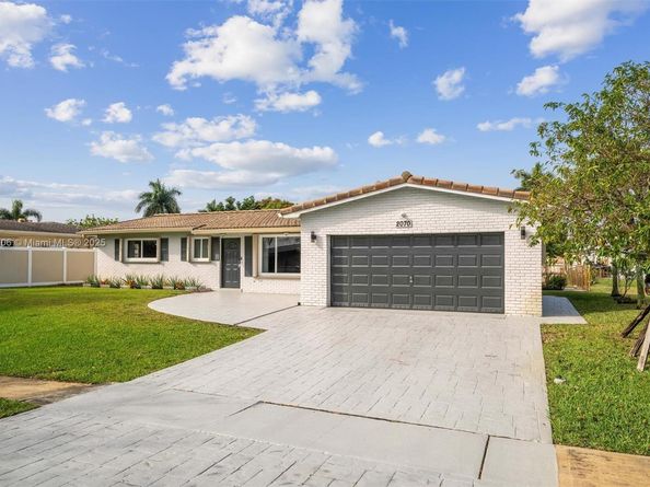 2070 NW 84th Ter, Pembroke Pines FL 33024