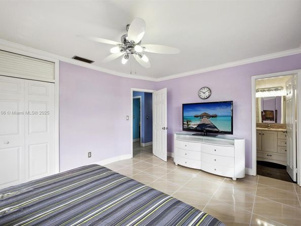 2070 NW 84th Ter, Pembroke Pines FL 33024