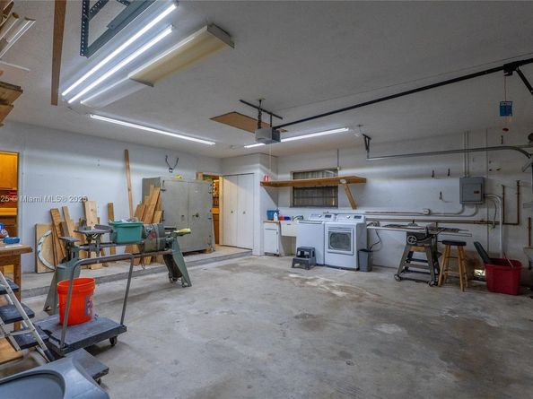 11851 NW 7th St, Plantation FL 33325