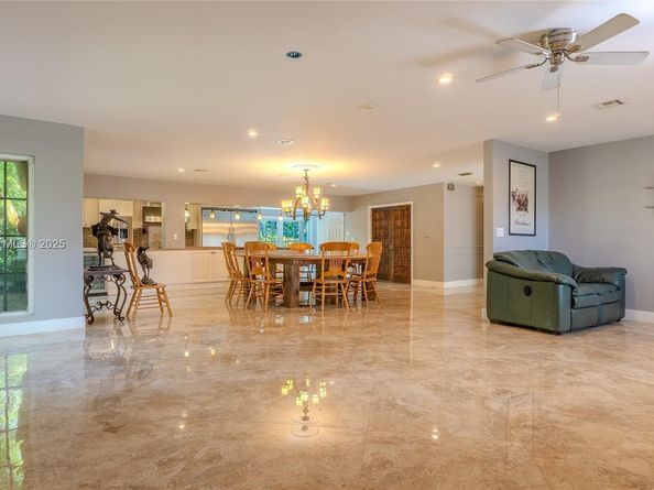 11851 NW 7th St, Plantation FL 33325
