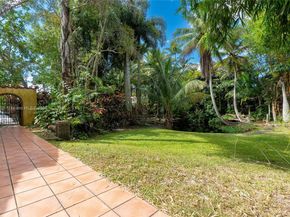 11851 NW 7th St, Plantation FL 33325