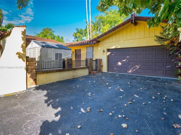 11851 NW 7th St, Plantation FL 33325