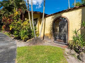11851 NW 7th St, Plantation FL 33325