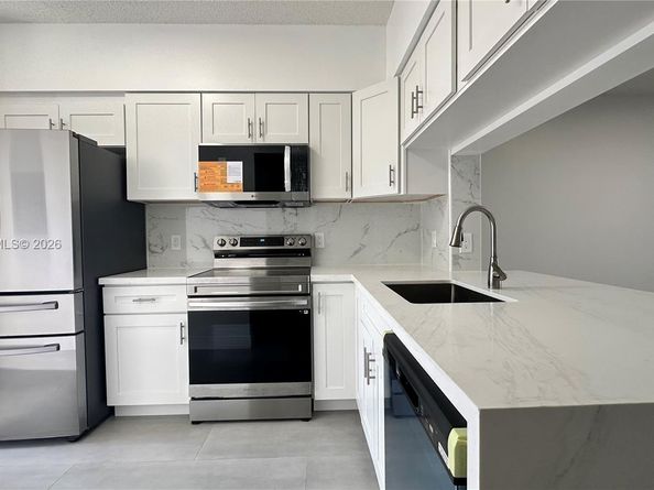 16769 Hemingway Dr, Weston FL 33326