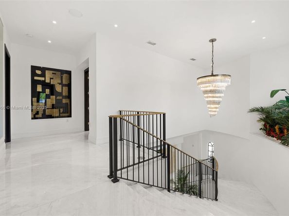 2321 N Bay Rd, Miami Beach FL 33140
