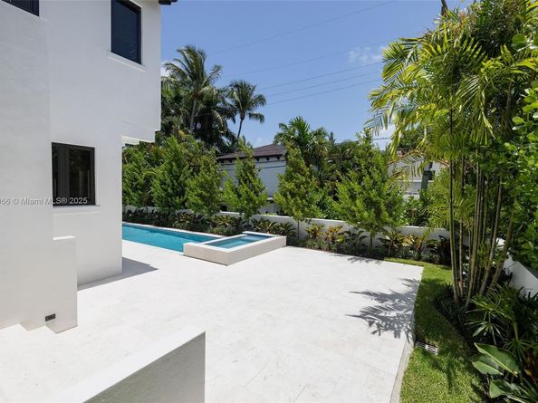 2321 N Bay Rd, Miami Beach FL 33140