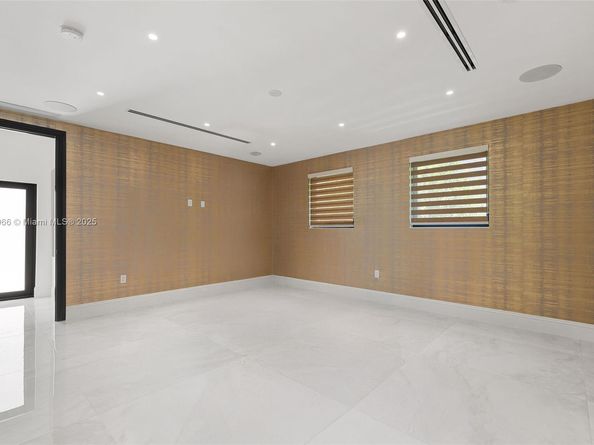 2321 N Bay Rd, Miami Beach FL 33140