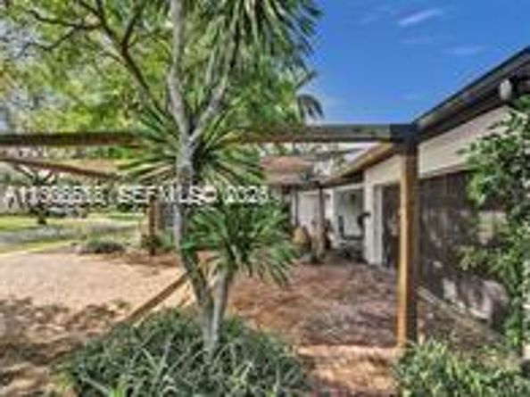 825 N Bel Air Dr, Plantation FL 33317