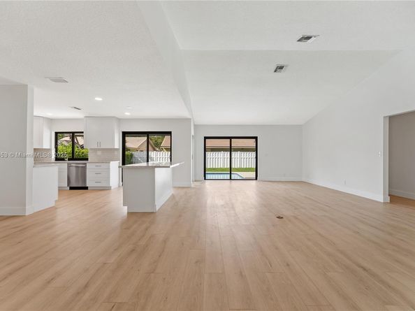 10791 NW 9th Mnr, Coral Springs FL 33071