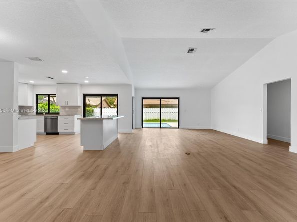 10791 NW 9th Mnr, Coral Springs FL 33071